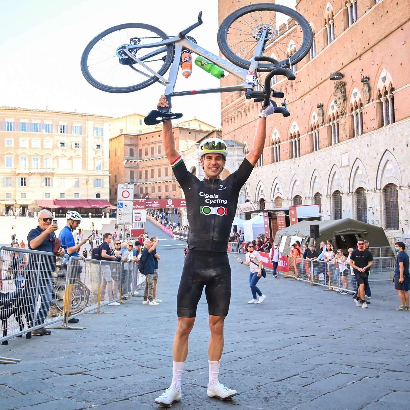 Matteo Cigala wins Strade Bianche Mendio Fondo